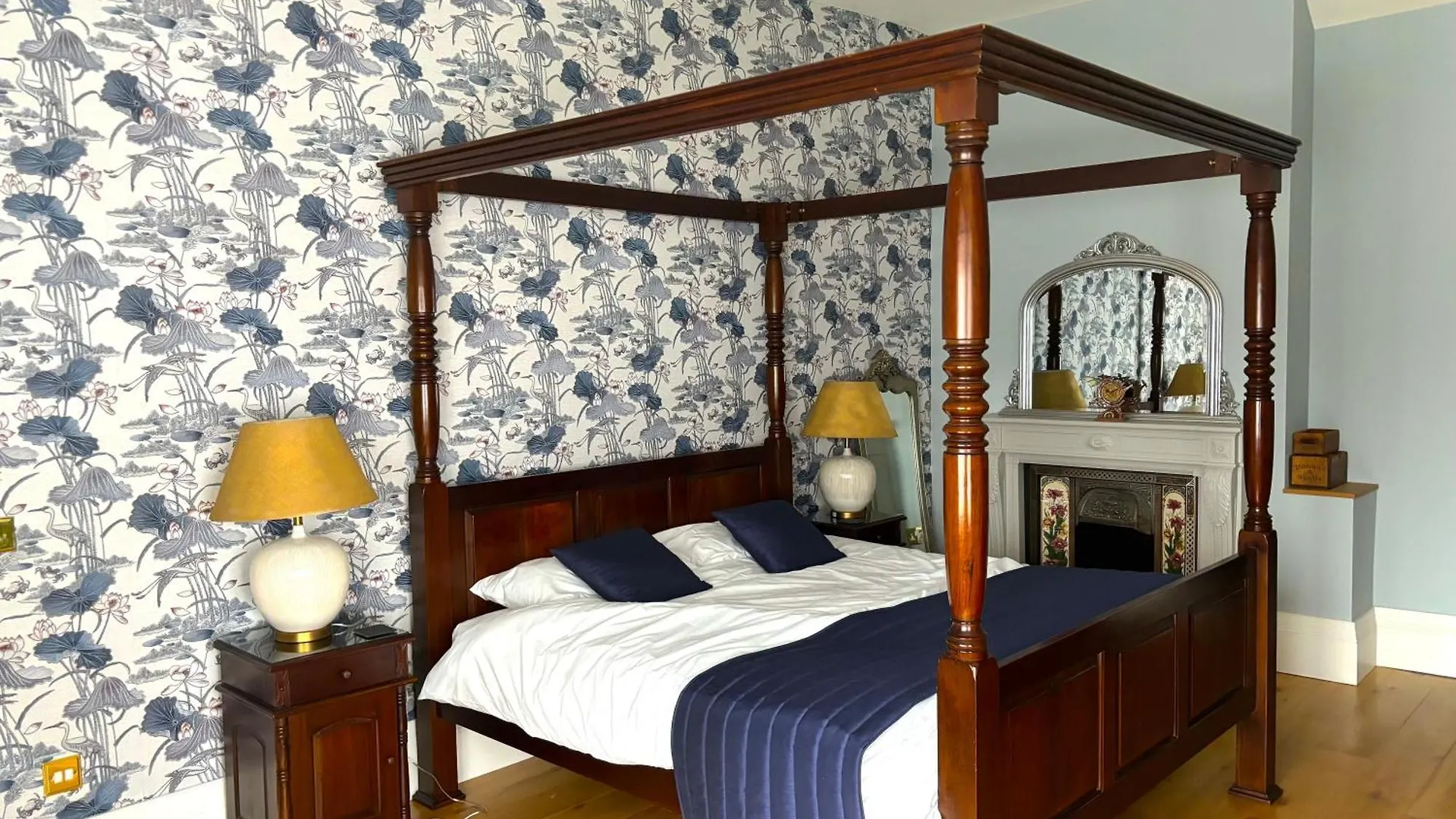 Huntsland House Bed & Breakfast Burstow