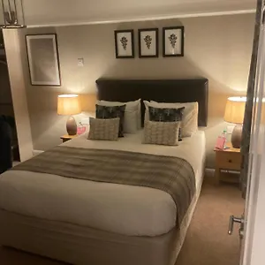  Bed & Breakfast Oak Tree & Parking