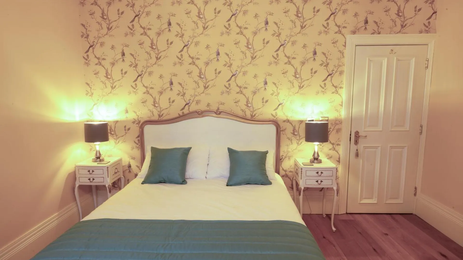 Huntsland House Bed & Breakfast Burstow Birleşik Krallık