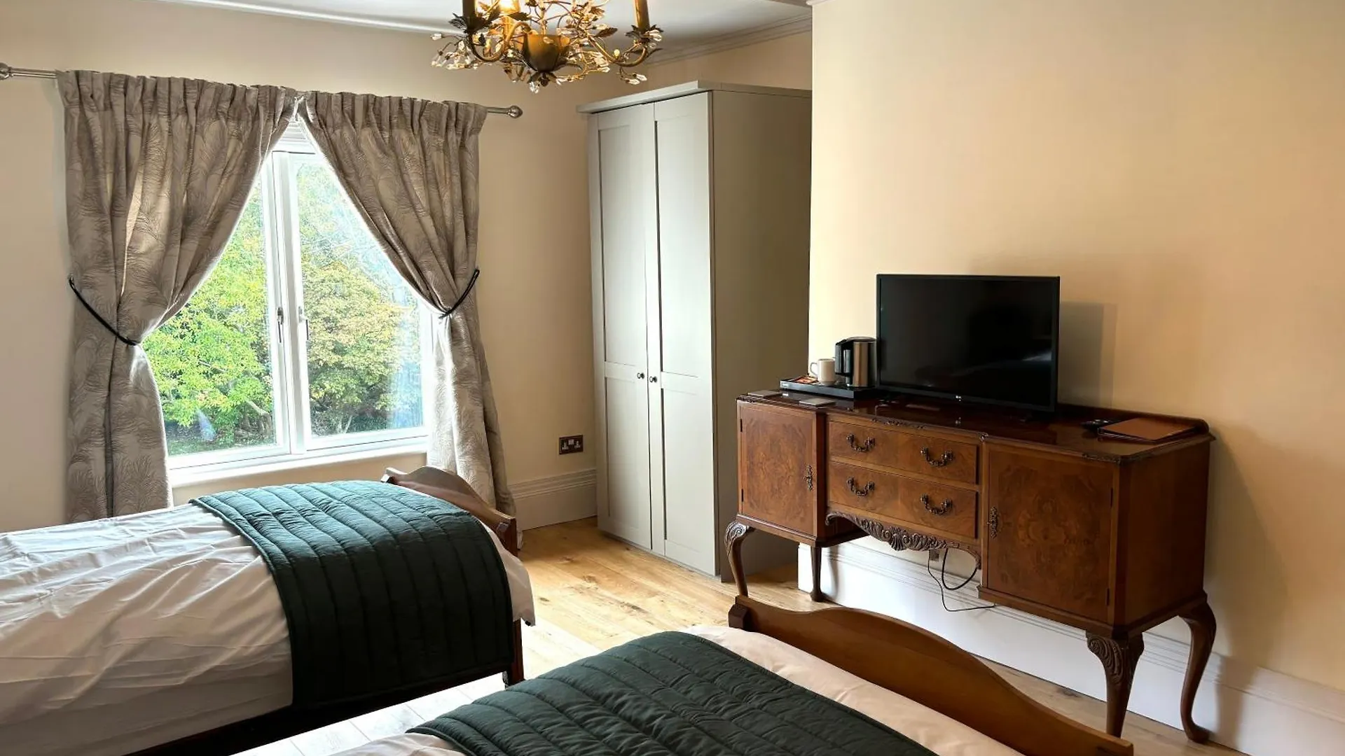 Huntsland House Bed & Breakfast Burstow Birleşik Krallık