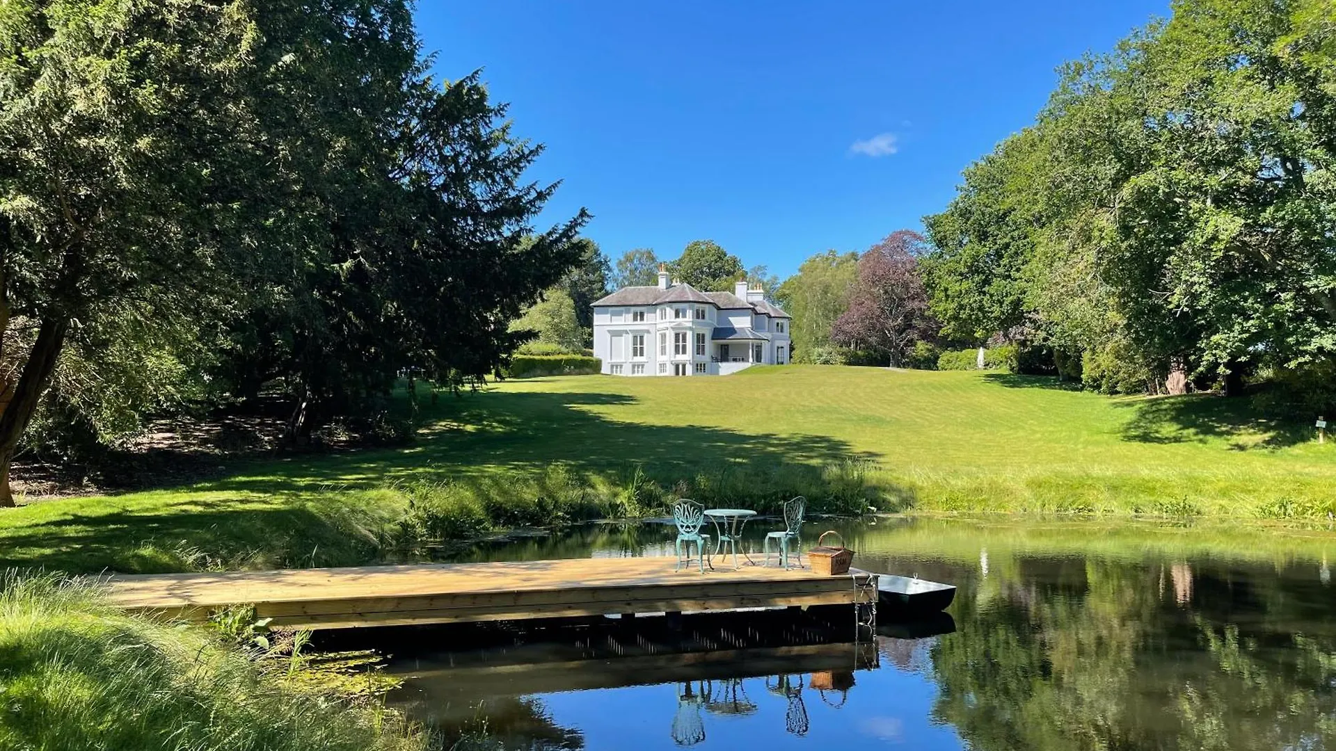 Huntsland House Bed & Breakfast Burstow