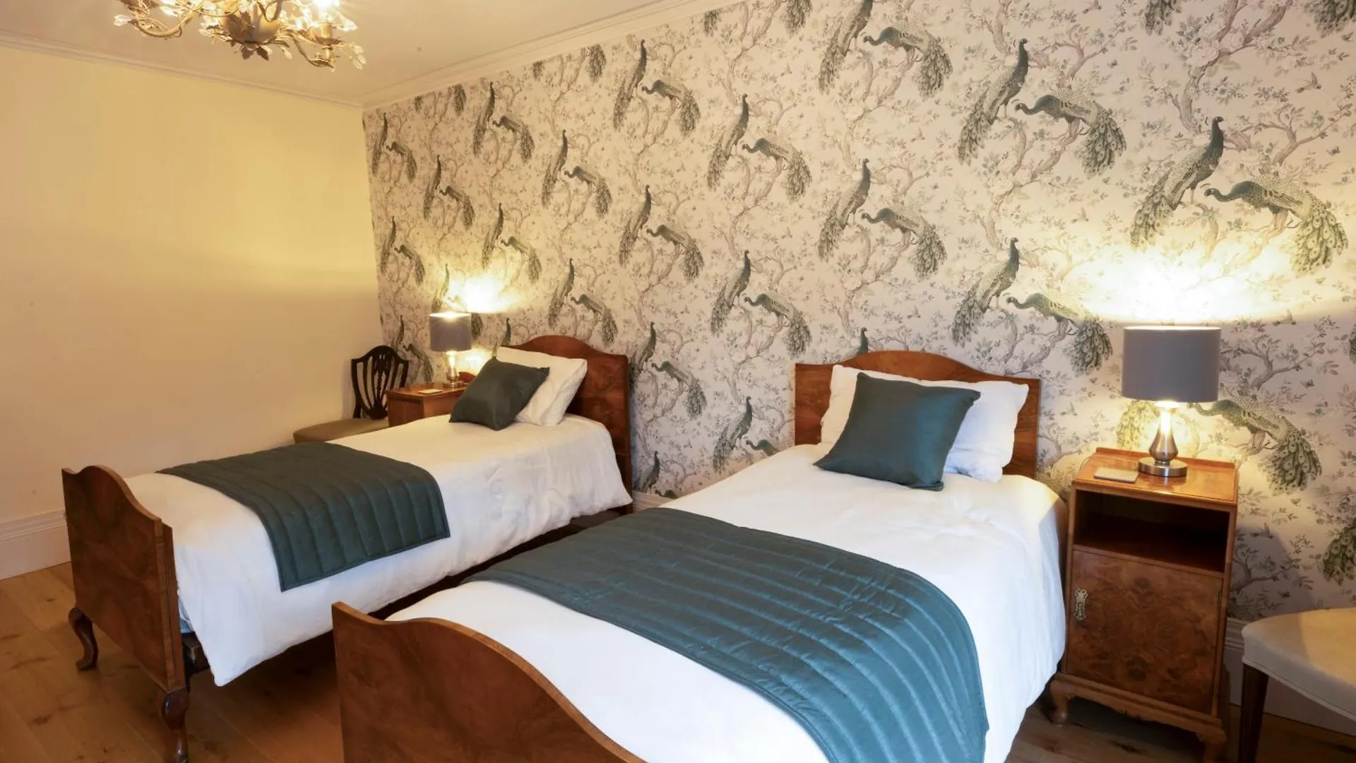 Huntsland House Bed & Breakfast Burstow 0*,
